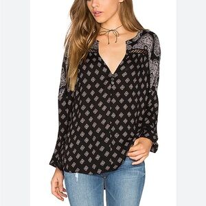 AMUSE SOCIETY Globe Trotter Woven LS V-neck Rivets Boho Black Sands Print WN LRG